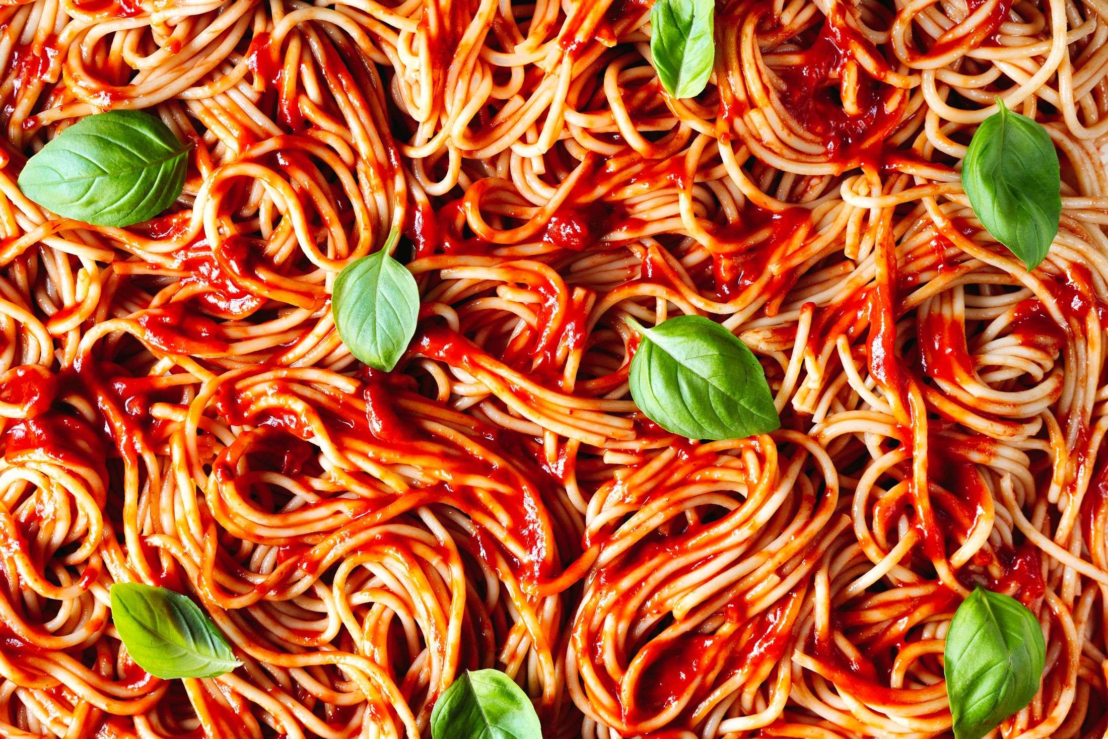 Spaghetti ao sugo com manjericão fresco visto de cima