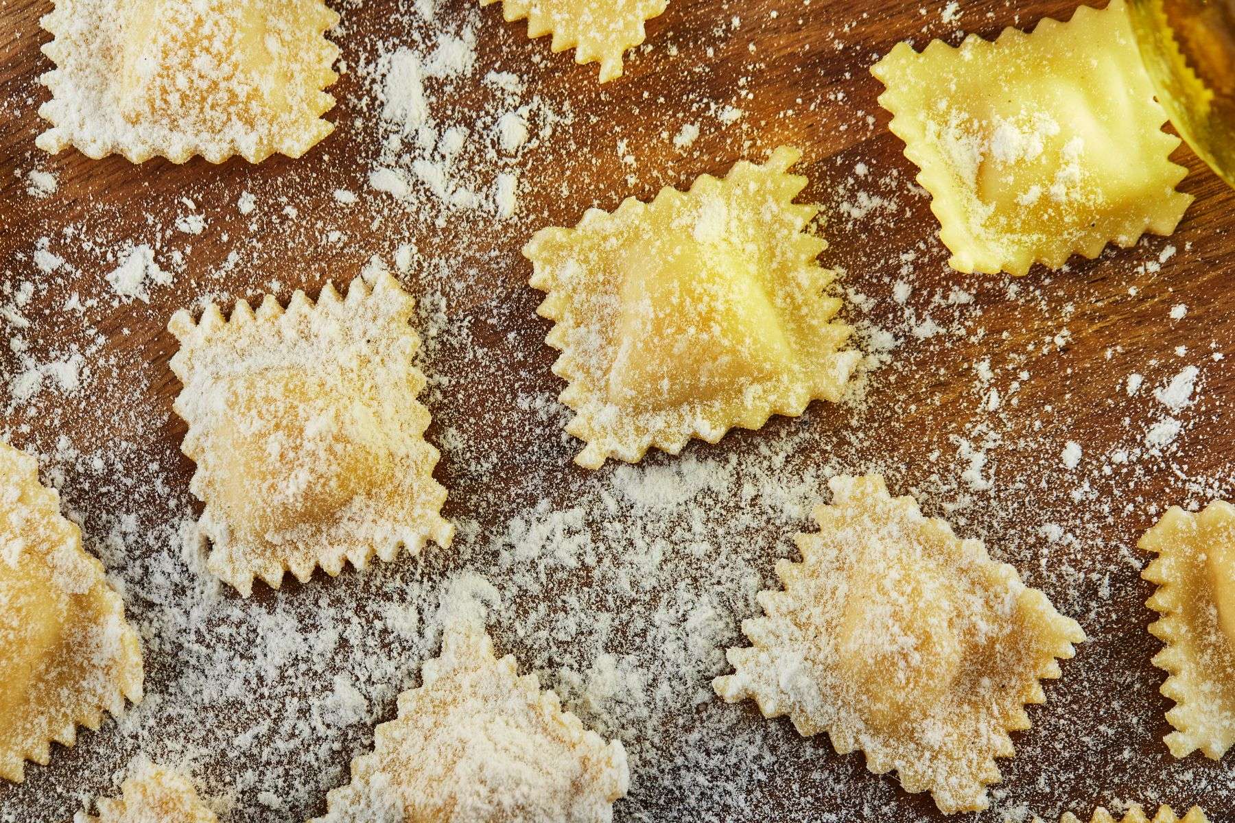 Agnolotti sobre superfície de madeira